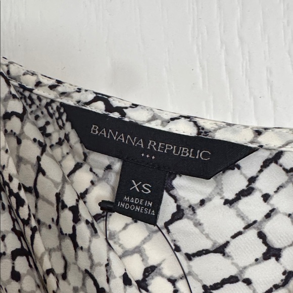 Banana Republic Black & White Snake-Print Cowl Neck Camisole - Picture 3 of 7